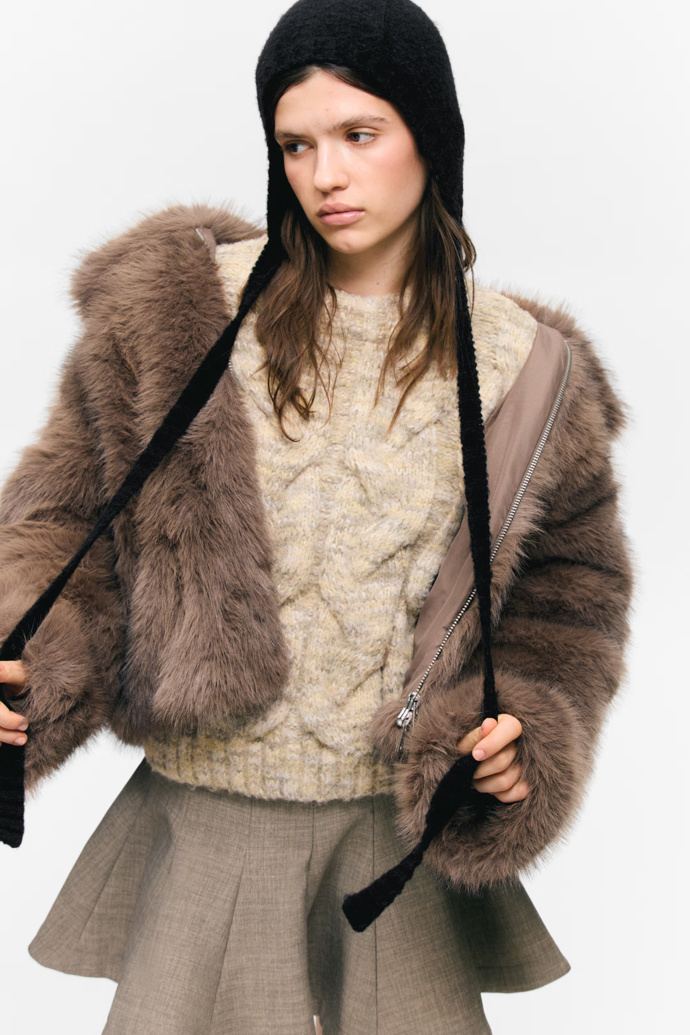 Monki, 749 Kč, hm.com
