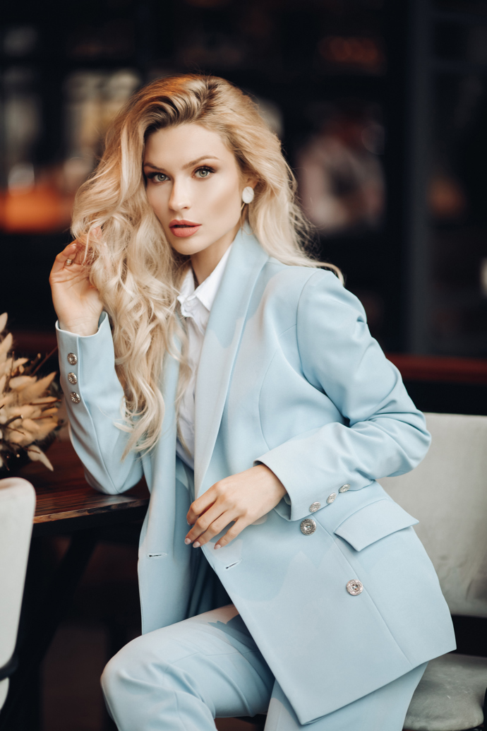 Moderní power dressing se od svých počátku v 80. letech poměrně liší. Zatímco dříve se módní kousky inspirovaly pánskými modely, v dnešní době hraje zásadní roli ženskost. 
