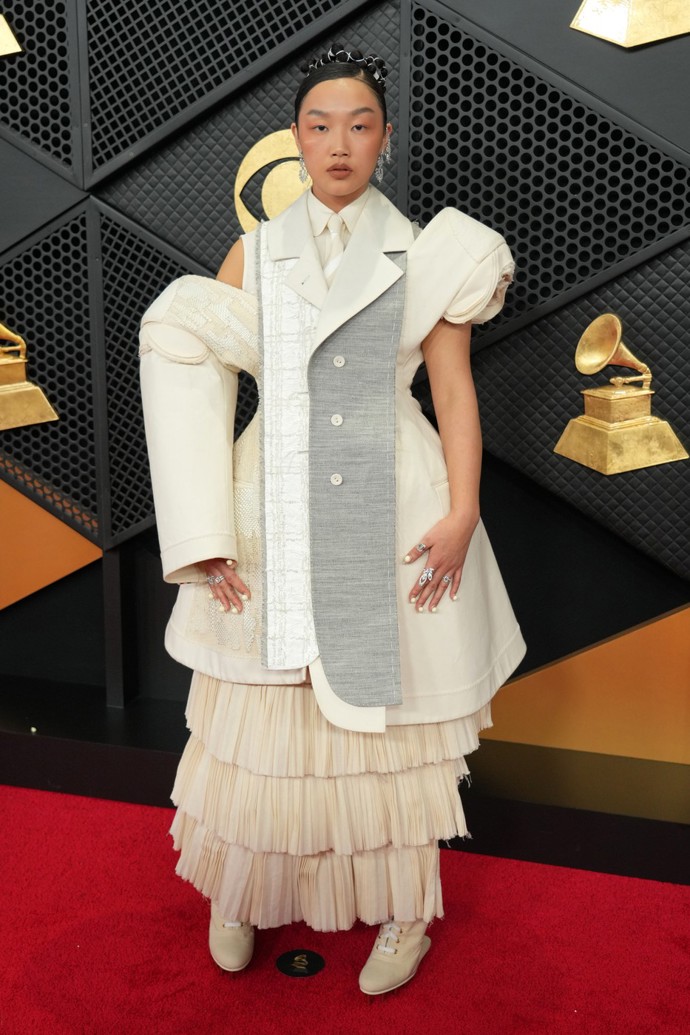 Takový outfit si oblečete jedině na Grammy! Zpěvačka Audrey Nuna v avantgardní róbě od Guvanch
