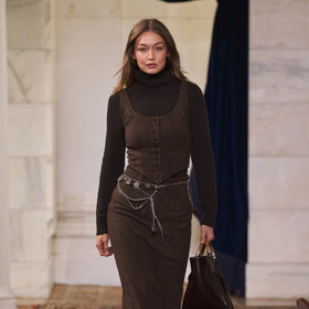 Gigi Hadid přehlídku otevírala v krásném kompletu maxi sukně a vestičky
Gigi Hadid přehlídku otevírala v krásném kompletu maxi sukně a vestičky