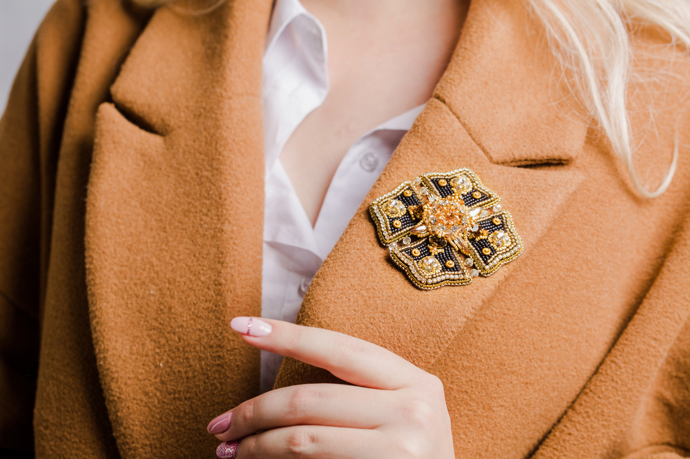 Brože vykládané drahými kameny a sklíčky zralým ženám velice lichotí. Působí slavnostně a krásně vyšperkují každý outfit. 
