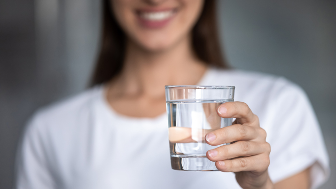 Důležitá je také vnitřní hydratace. Dbejte proto na pravidelný pitný režim. Nejvhodnější je čistá voda, bylinné a ovocné čaje. 
