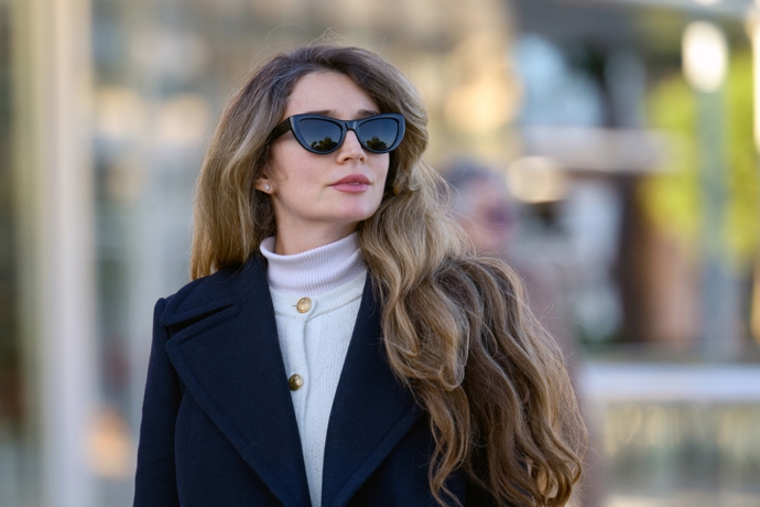 Sluneční brýle jsou stylovým doplňkem, který vám dodá francouzský look. Nosit se budou ostré hrany i retro tvary. 
