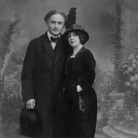 Harry Houdini a jeho manželka ve francouzském Nice v roce 1913.
Harry Houdini a jeho manželka ve francouzském Nice v roce 1913.