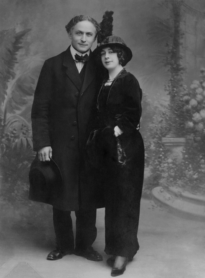 Harry Houdini a jeho manželka ve francouzském Nice v roce 1913.
Harry Houdini a jeho manželka ve francouzském Nice v roce 1913.