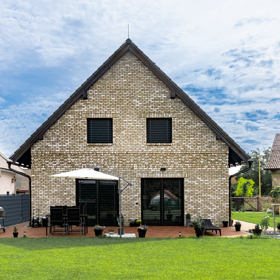 Ve Spytovicích stoí dům, který nevznikl náhodou. Investor Jakub Weber, zakladatel stavební firmy Brickwork, vtiskl projektu jasnou představu. Chtěl postavit rodinné bydlení tak, aby vydrželo desítky let a nezestárlo s módními trendy.
Ve Spytovicích stoí dům, který nevznikl náhodou. Investor Jakub Weber, zakladatel stavební firmy Brickwork, vtiskl projektu jasnou představu. Chtěl postavit rodinné bydlení tak, aby vydrželo desítky let a nezestárlo s módními trendy.