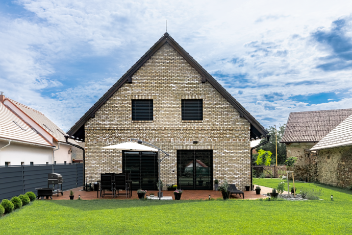 Ve Spytovicích stoí dům, který nevznikl náhodou. Investor Jakub Weber, zakladatel stavební firmy Brickwork, vtiskl projektu jasnou představu. Chtěl postavit rodinné bydlení tak, aby vydrželo desítky let a nezestárlo s módními trendy.
Ve Spytovicích stoí dům, který nevznikl náhodou. Investor Jakub Weber, zakladatel stavební firmy Brickwork, vtiskl projektu jasnou představu. Chtěl postavit rodinné bydlení tak, aby vydrželo desítky let a nezestárlo s módními trendy.