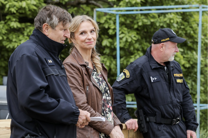 Ivana Chýlková Pod hladinou. "Zimnice" je protipólem své předchůdkyně. Ihned si zjedná respekt a její ostré otázky, sarkasmus i sportovní minulost dodávají seriálu novou energii.
