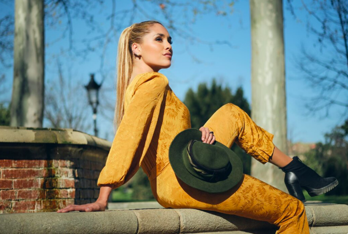 Francouzský styl je pro mnoho žen synonymem přirozené elegance a nenucenosti. Právě semiš se v posledních sezónách stal materiálem, který Francouzky milují pro jeho jemnost, teplo a schopnost dodat oblečení hloubku. 
