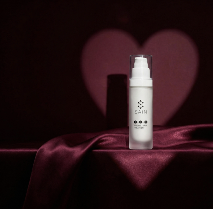 SAIN® SOS krém pro komplexní péči o pleť 30 ml - 1190 Kč
Vysoce vyživující krém SOS pro komplexní péči je navržený pro namáhanou či poškozenou pokožku s cílem její obnovy a posílení. Svou bohatou konzistencí vás příjemně pohladí a zanechá vaši pokožku sametově hebkou. Krém je neparfemovaný a je vhodný pro každodenní použití i jako intenzivní péče v případě akutního podráždění. Balení 30 ml se speciální pumpičkou (Airless) zabraňující zanesení nečistot a umožňující využití veškerého obsahu vašeho krému SAIN®. Produkt je možné nechat zdarma dárkově zabalit.
SAIN® SOS krém pro komplexní péči o pleť 30 ml - 1190 Kč
Vysoce vyživující krém SOS pro komplexní péči je navržený pro namáhanou či poškozenou pokožku s cílem její obnovy a posílení. Svou bohatou konzistencí vás příjemně pohladí a zanechá vaši pokožku sametově hebkou. Krém je neparfemovaný a je vhodný pro každodenní použití i jako intenzivní péče v případě akutního podráždění. Balení 30 ml se speciální pumpičkou (Airless) zabraňující zanesení nečistot a umožňující využití veškerého obsahu vašeho krému SAIN®. Produkt je možné nechat zdarma dárkově zabalit.
