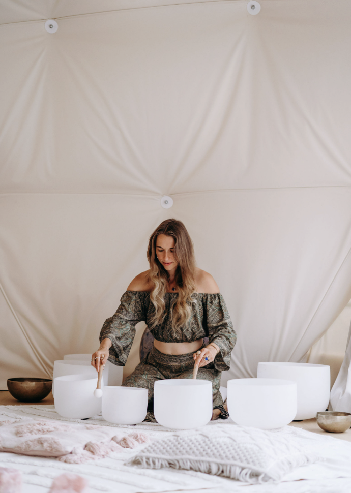 Dopřejte si relaxační zvukovou lázeň Sound Healing s Kateřinou Rae
Dovolte si zastavit se a dopřát si hluboký odpočinek, po kterém vaše tělo i duše volá.
Přijměte pozvání do zvukových lázní Kateřiny Rae v Healing Temple. Kateřina je ceremonialistka, mentorka a hudební alchymistka, která se léčení zvukem věnuje více než deset let. Více na www.wildandcoco.com.
Dopřejte si relaxační zvukovou lázeň Sound Healing s Kateřinou Rae
Dovolte si zastavit se a dopřát si hluboký odpočinek, po kterém vaše tělo i duše volá.
Přijměte pozvání do zvukových lázní Kateřiny Rae v Healing Temple. Kateřina je ceremonialistka, mentorka a hudební alchymistka, která se léčení zvukem věnuje více než deset let. Více na www.wildandcoco.com.