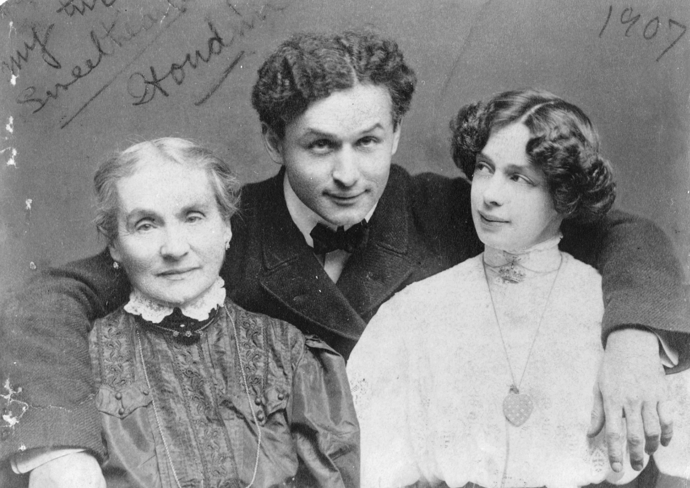 Harry Houdini se svou matkou a manželkou.
Harry Houdini se svou matkou a manželkou.