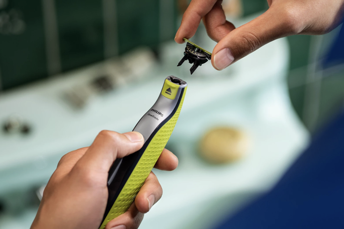 Philips OneBlade 360
Zastřihuje, tvaruje a holí. Snadněji než kdy dříve. Zapomenete díky němu na zdlouhavé holení s více nástroji a plní přání mužů po celém světě – zkrotit vousy do 2 minut. Philips OneBlade 360 si poradí s vousy jakékoli délky a díky inovativnímu břitu 360 holí v každém směru. Brání proti podráždění a pořezání pokožky, a navíc se dokonale přizpůsobí konturám obličeje, takže se dostane i do těžko dostupných míst kolem uší a pod bradou. Dá se používat na sucho i na mokro.
DMOC: 1199 Kč
Philips OneBlade 360
Zastřihuje, tvaruje a holí. Snadněji než kdy dříve. Zapomenete díky němu na zdlouhavé holení s více nástroji a plní přání mužů po celém světě – zkrotit vousy do 2 minut. Philips OneBlade 360 si poradí s vousy jakékoli délky a díky inovativnímu břitu 360 holí v každém směru. Brání proti podráždění a pořezání pokožky, a navíc se dokonale přizpůsobí konturám obličeje, takže se dostane i do těžko dostupných míst kolem uší a pod bradou. Dá se používat na sucho i na mokro.
DMOC: 1199 Kč