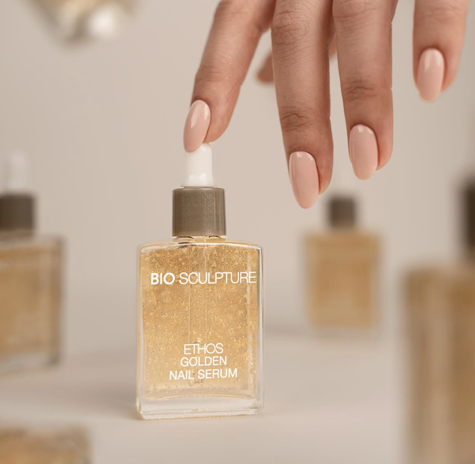 Bio Sculpture - Gold Nail Serum - Zlaté sérum na nehty
Zlaté sérum na nehty, 490 Kč
Luxusní, zářivé složení určené k hydrataci a posílení nehtů a kůžiček. Toto sérum s účinnou směsí biotinu, urey a zeleného čaje vyživuje do hloubky a zajišťuje zdravější kůžičku a nehty.
Bio Sculpture - Gold Nail Serum - Zlaté sérum na nehty
Zlaté sérum na nehty, 490 Kč
Luxusní, zářivé složení určené k hydrataci a posílení nehtů a kůžiček. Toto sérum s účinnou směsí biotinu, urey a zeleného čaje vyživuje do hloubky a zajišťuje zdravější kůžičku a nehty.