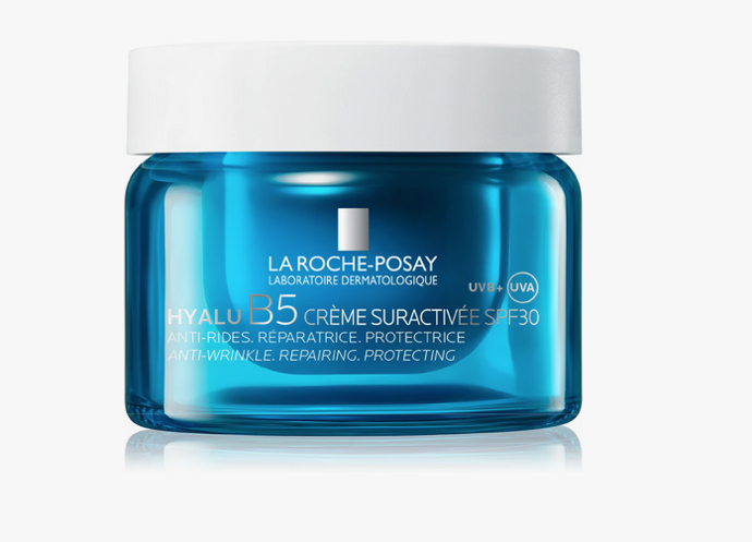 Hydratační krém La Roche-Posay Hyalu B5 Suractivated Cream SPF30 s kyselinou hyaluronovou, vitamínem B5 a ektoinem viditelně vyplňuje pleť, zpevňuje ji a navrací jí pružnost. Už po jediné hodině zajistí její viditelnou obnovu a zredukuje vzhled vrásek, zatímco při pravidelném používání bude dlouhodobě podporovat hydrataci a posilovat kožní bariéru. Díky SPF 30 navíc poskytne vaší pleti spolehlivou ochranu před škodlivým slunečním zářením. 1370 Kč
