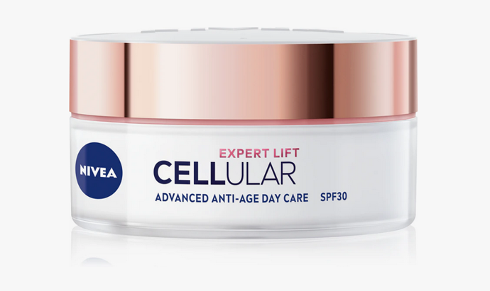 Denní krém Cellular Expert Lift OF 30 funguje podobně jako retinol, ale nemá jeho nežádoucí vedlejší účinky (například nedráždí citlivou pleť). Čistý bakuchiol zvýší tvorbu kolagenu v pleti již 4 hodiny po nanesení a pomůže tak obnovit pleť rychlostí blesku. Díky ochrannému faktoru 30 navíc krém pleť ochrání i před vznikem nových vrásek, které jsou způsobeny škodlivým slunečním zářením.  480 Kč

