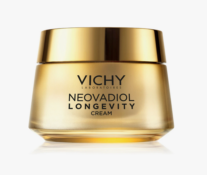 Krém Neovadiol Longevity Cream díky pokročilé technologii Longevisia pomáhá probudit v buňkách jejich přirozenou sílu a znovu nastartovat regenerační procesy. Každým dnem se pleť stává plnější, pevnější, s viditelným objemem v klíčových partiích obličeje, jako jsou tváře, oční kontury, čelo, koutky úst a linie čelistí. Bohatá textura se při kontaktu s pletí mění v hedvábný závoj, který zanechává dokonalý pocit komfortu. 2350 Kč
