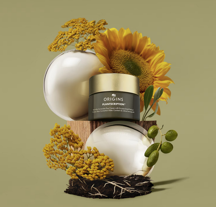 Hydratační a vyhlazující oční krém ORIGINS  Plantscription Wrinkle Correction kombinuje účinné rostlinné látky a zapouzdřený retinol pro zlepšení vzhledu jemných linek pod očima a vrásek. 869 Kč
