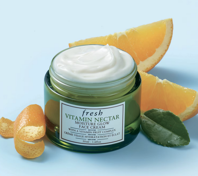 Vitamin Nectar Moisture Glow Face Cream je hydratační a rozjasňující krém na obličej pro všechny typy pleti, které potřebují okamžité povzbuzení. Tato obličejová péče vyrobená z exkluzivního komplexu obsahujícího ovocné zdroje vitaminů C, E a B5, výtažků citronu a pomerančů a regenerujících minerály potlačuje známky únavy a zvýrazňuje přirozený jas pleti obličeje. 1019 Kč
