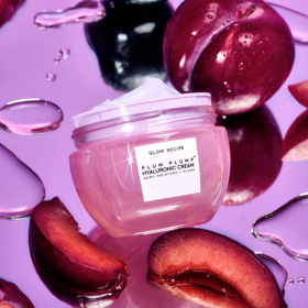 Našlehaný gelový krém Glow Recipe Plum Plump™ Hyaluronic v doplňovací nádobce obohacený o kyselinu polyglutamovou, kyselinu hyaluronovou a výtažky ze švestky hydratuje a vyrovnává pleť, aby působila viditelně plnější a jasnější. 560 Kč
Našlehaný gelový krém Glow Recipe Plum Plump™ Hyaluronic v doplňovací nádobce obohacený o kyselinu polyglutamovou, kyselinu hyaluronovou a výtažky ze švestky hydratuje a vyrovnává pleť, aby působila viditelně plnější a jasnější. 560 Kč