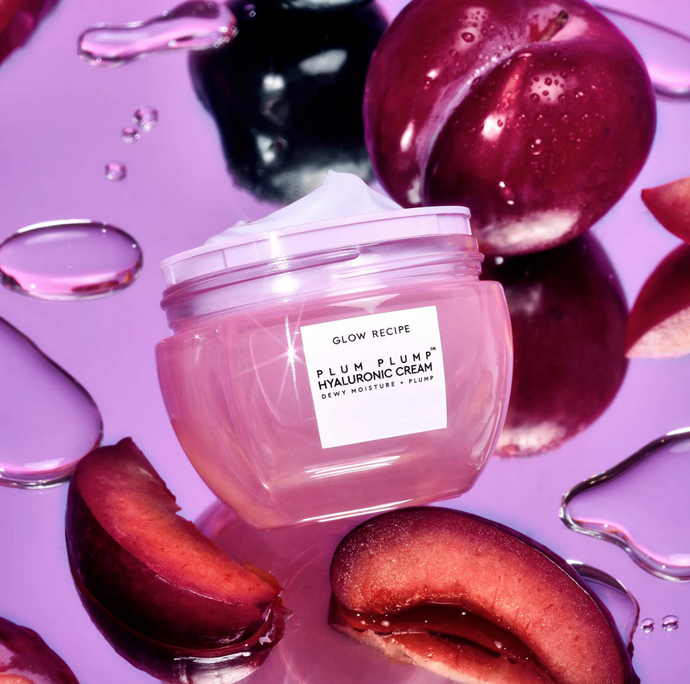 Našlehaný gelový krém Glow Recipe Plum Plump™ Hyaluronic v doplňovací nádobce obohacený o kyselinu polyglutamovou, kyselinu hyaluronovou a výtažky ze švestky hydratuje a vyrovnává pleť, aby působila viditelně plnější a jasnější. 560 Kč
