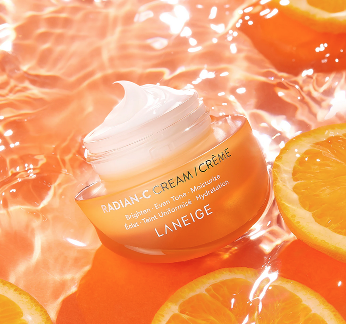 Inovativní vitaminový krém LANEIGE  Radian C Cream koriguje viditelné tmavé skvrny po neviditelné mikrotmavé skvrny s výkonnou Radian-C Super Blend, která poskytuje jasnou a zářivou pleť. 790 Kč
