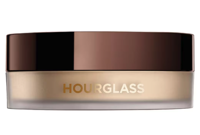 Transparentní fixační pudr Veil Translucent, Hourglass, 1 440 Kč, prodává Sephora

 
