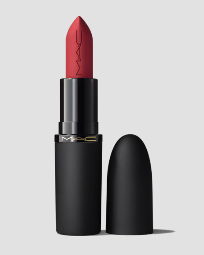 Vysoce pigmentovaná matná rtěnka Powder Kiss MAC, 800 Kč
