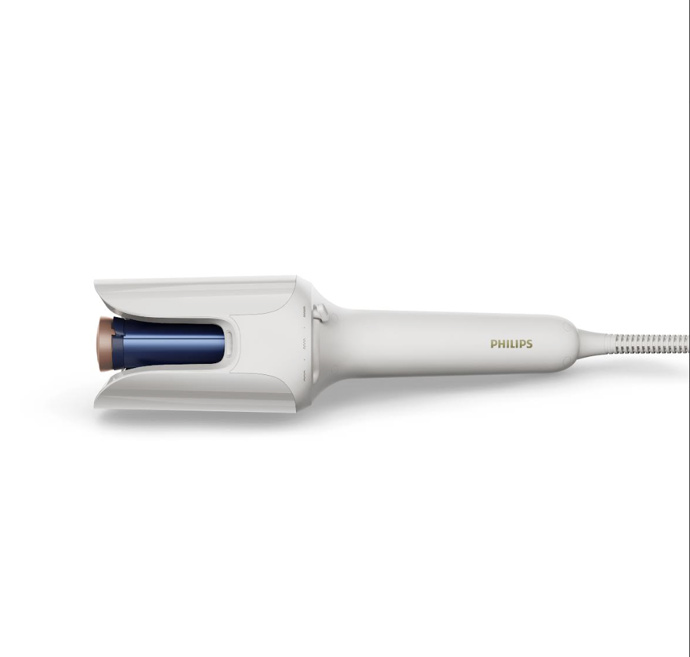 Kulma Philips WavePro Styler 9000,
Nová kulma Philips WavePro Styler 9000 kombinuje špičkové technologie a snadné ovládání pro styling bez námahy. Nabízí pět přednastavených stylů, tři teplotní úrovně (170 °C, 190 °C, 210 °C) pro maximální přizpůsobení typu vlasů. Díky automatickému natáčení pramenů a keramickému povrchu s keratinem zajistí hladký skluz a ochranu proti poškození. Nahřeje se za 30 sekund, má extra dlouhý 2m otočný kabel a bezpečnostní funkci automatického vypnutí po 60 minutách, takže se nemusíte bát, že ji náhodou necháte zapnutou. Pokročilý tepelný senzor sleduje teplotu vlasů 50x za sekundu, čímž zajistí maximální ochranu a zdravý vzhled. Výsledkem jsou přirozeně vypadající vlny, které vydrží až 12 hodin.
DMOC: 5 799 Kč
Kulma Philips WavePro Styler 9000,
Nová kulma Philips WavePro Styler 9000 kombinuje špičkové technologie a snadné ovládání pro styling bez námahy. Nabízí pět přednastavených stylů, tři teplotní úrovně (170 °C, 190 °C, 210 °C) pro maximální přizpůsobení typu vlasů. Díky automatickému natáčení pramenů a keramickému povrchu s keratinem zajistí hladký skluz a ochranu proti poškození. Nahřeje se za 30 sekund, má extra dlouhý 2m otočný kabel a bezpečnostní funkci automatického vypnutí po 60 minutách, takže se nemusíte bát, že ji náhodou necháte zapnutou. Pokročilý tepelný senzor sleduje teplotu vlasů 50x za sekundu, čímž zajistí maximální ochranu a zdravý vzhled. Výsledkem jsou přirozeně vypadající vlny, které vydrží až 12 hodin.
DMOC: 5 799 Kč