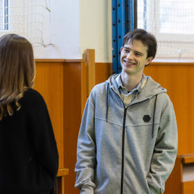 Nekonečný seriál Ulice sleduje dramatické osudy několika rodin žijících v sousedství
