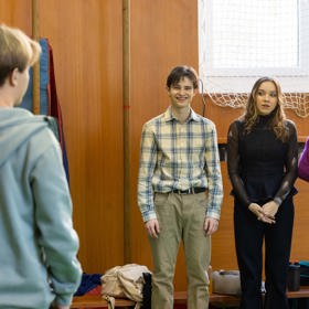 Nekonečný seriál Ulice sleduje dramatické osudy několika rodin žijících v sousedství
