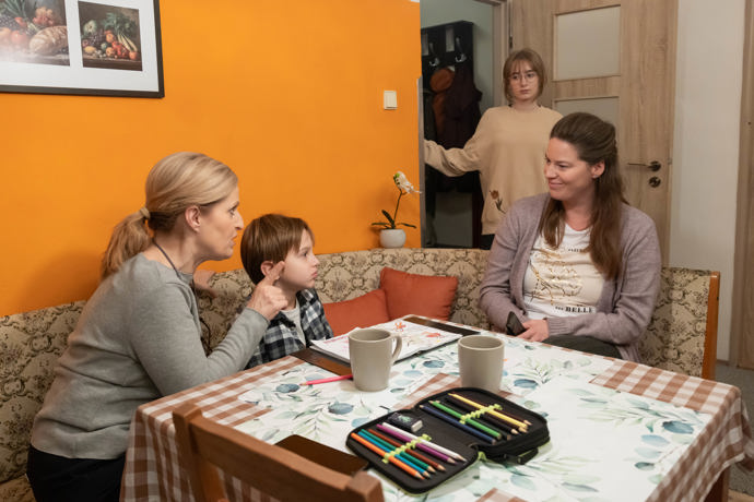 Nekonečný seriál Ulice sleduje dramatické osudy několika rodin žijících v sousedství
