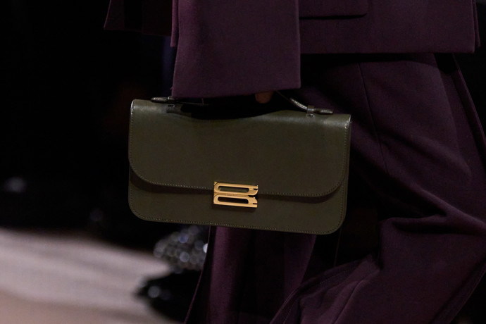 Logo Victorie je skoro stejně ikonické jako propletená „C“ u Chanelu, dvě „G“ u Gucci nebo „H“ u Hermès.  
