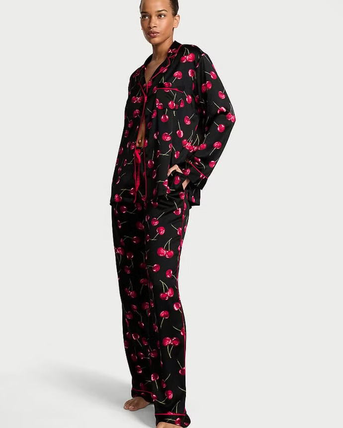 Dlouhé pyžamo s třešněmi, Victoria's Secret, 2950 Kč 
