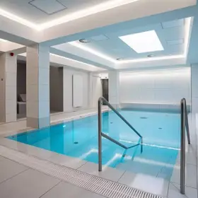 V novém wellness centru najdete bazén s protiproudem, masážními tryskami, masážní lavicí a podlahovou perličkovou masáží.
