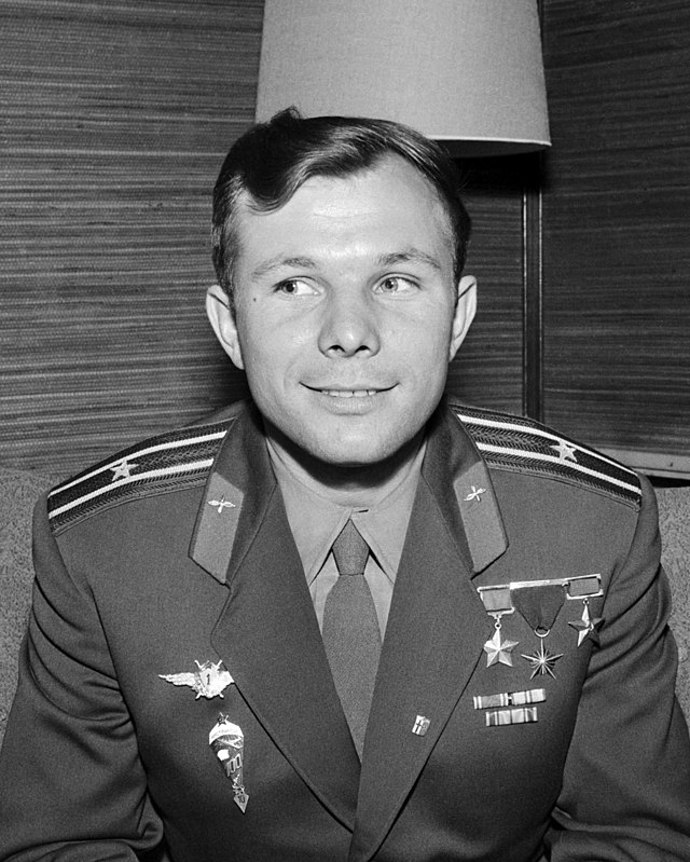 Z obyčejných poměrů vyrostl muž, který změnil dějiny. Jeho příběh dodnes dokazuje, že velké okamžiky často začínají nenápadně.
