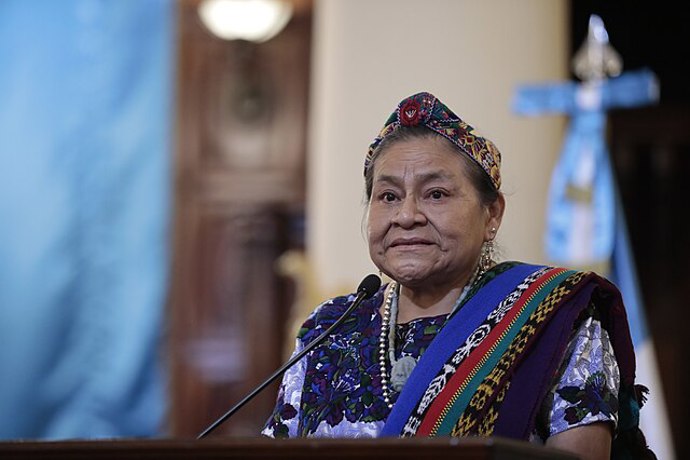 Rigoberta Menchú Tum pochází z mayské komunity K'iché, která čelila dlouhodobému útlaku a diskriminaci. Její životní příběh se stal symbolem odporu proti nespravedlnosti.
