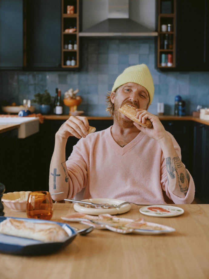 Celek působí hravě, ale zároveň promyšleně. Stěnu zdobí umění i osobní objekty, včetně tří skateboardových desek. Vytvářejí spolu na stěně plátno pro modro-bílý obraz. Hned vedle můžete vidět další umění, odkaz na hip-hopové a jazzové nahrávky Jazzmatazz od amerického rappera Guru z devadesátých let.
