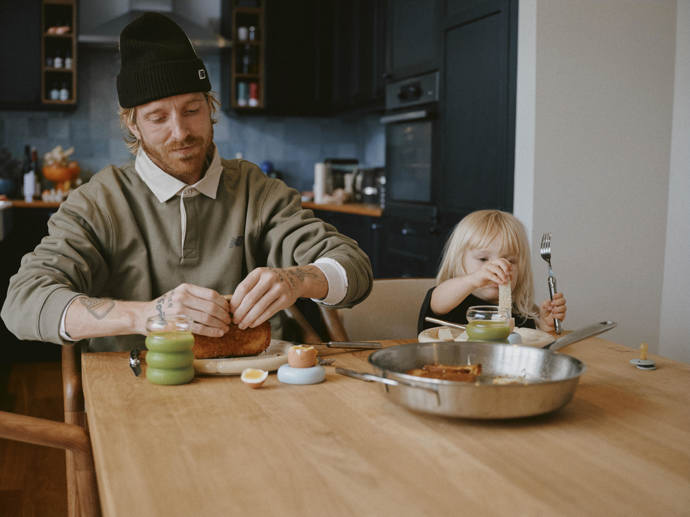 Modrá je tu jako výrazný akcent. Nachází se na obrazech, na zářivé váze uprostřed stolu s živými květy. 
