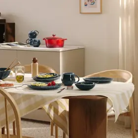 V moderní době se tento rituál výrazně proměnil. Podle aktuálního průzkumu společnosti IKEA tráví Češi u večeře v průměru pouhých 24 minut, méně, než je světový průměr. 
