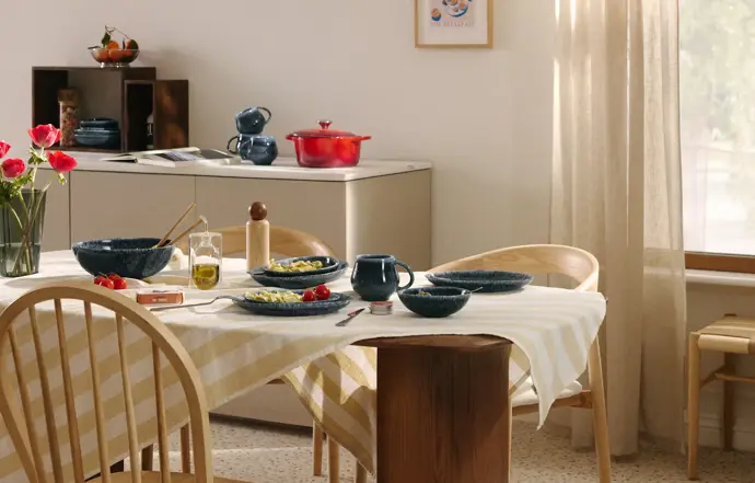 V moderní době se tento rituál výrazně proměnil. Podle aktuálního průzkumu společnosti IKEA tráví Češi u večeře v průměru pouhých 24 minut, méně, než je světový průměr. 
