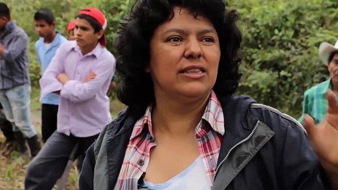 Berta Cáceresová vyrůstala v Hondurasu obklopená krajinou, která formovala její celoživotní boj. Už od mládí bylo jasné, že Berta Cáceresová nebude mlčet tam, kde ostatní ustupují.
