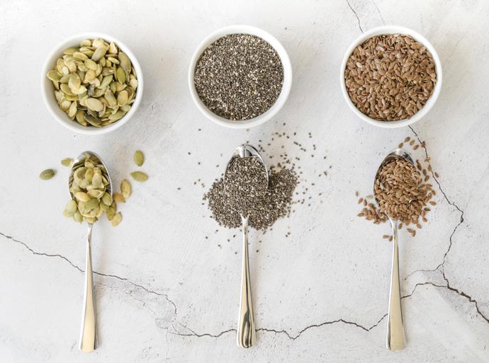 Semínka (lněná a chia)
Lněná a chia semínka jsou bohatá na vlákninu a omega-3 mastné kyseliny. Tyto látky mohou pomáhat snižovat hladinu LDL cholesterolu a podporovat zdraví cév. Stačí malá denní porce přidaná do jogurtu, kaše nebo salátu.
