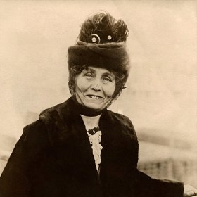 Dnes je Emmeline Pankhurstová vnímána jako jedna z klíčových postav moderní demokracie. Její boj připomíná, že změna nikdy nepřijde sama od sebe.
