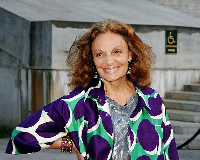 Diane von Fürstenbergová patří mezi návrhářky, které dokázaly změnit pohled na ženskou módu. Její návrhy spojily eleganci, pohodlí a pocit svobody.
Diane von Fürstenbergová patří mezi návrhářky, které dokázaly změnit pohled na ženskou módu. Její návrhy spojily eleganci, pohodlí a pocit svobody.