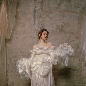 Svatební šaty Butterfly, top, 6000 Kč; rukávy, 5000 Kč; sukně, 5000 Kč, Anna Tran
