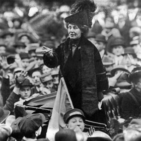 V roce 1918 se Emmeline Pankhurstová dočkala prvního průlomu, když ženy získaly omezené volební právo. Nebylo to úplné vítězství, ale byl to klíčový krok vpřed.
