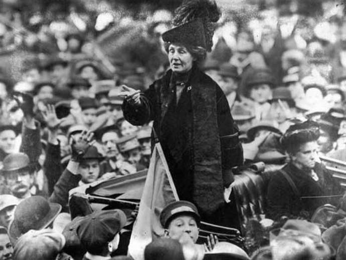 V roce 1918 se Emmeline Pankhurstová dočkala prvního průlomu, když ženy získaly omezené volební právo. Nebylo to úplné vítězství, ale byl to klíčový krok vpřed.
