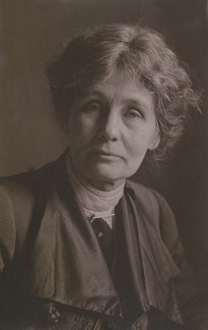 Emmeline Pankhurstová byla opakovaně zatýkána a vězněna za svou činnost. Ani mříže ji ale nezastavily, naopak jí daly ještě větší prostor k odporu.
