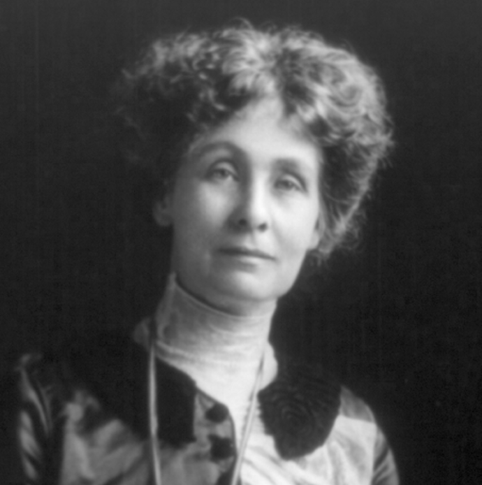 V roce 1903 založila Emmeline Pankhurstová organizaci WSPU, která odmítla poslušnost a vsadila na přímou akci. Její motto jasně říkalo, že skutky mají větší váhu než slova.
